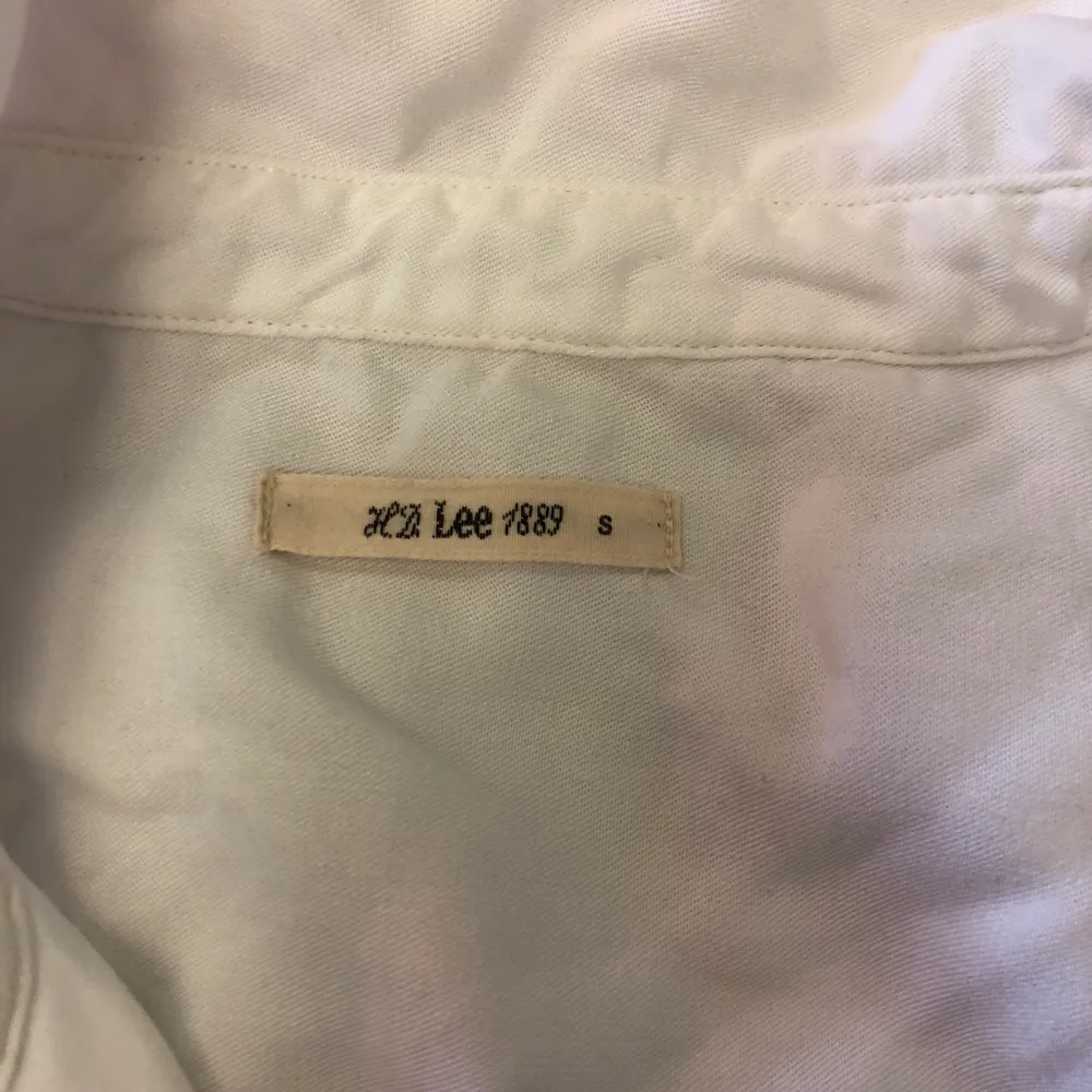 Fin vit skjorta i gott skick, behöver strykas. Passar normal S, inga skavanker och mycket lite använd. 100:- + frakt eller bud!. Skjortor.