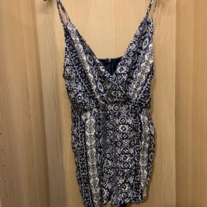 Jumpsuit sommar.  - Somrig jumpsuit som är i storlek L men passar även de mindre. Har burit den när jag hade S och det satt fint 