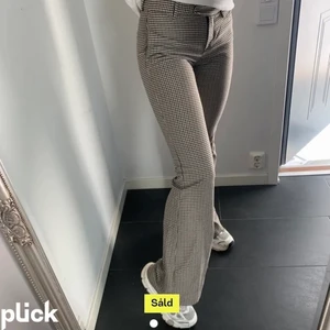 Lågmidjade kostymbyxor - Köpte dessa av en anan tjej på Plick med dom va tyvär lite stora i midjan. Skulle säga att dom passar en XS. Annars hur snygga som helst. Kanska långa och lågmidjade!💕