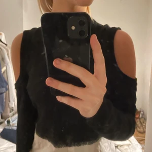 Tröja med hål - Asball tröja med stickat upptill och en skjordel sydd under, supermysig och varm