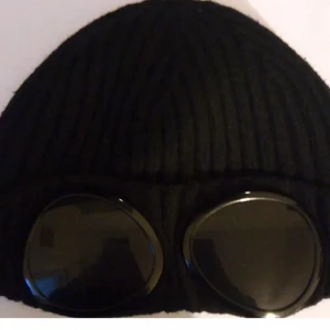 Cp Company Mössa - Hej säljer nu min CP Company Mössa då den aldrig kommer till någon andvändan. Mössan är i 9-10 skick och är storlek ONE SIZE. Kom gärna pm för mer info Mvh 😃