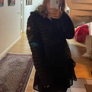 Colmar jacka - Dunjacka från colmar, jätte fint skick men har ett hål som är lagat så syns knappt. Funkar för både killar och tjejer