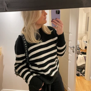 Stickad tröja  - Säljer denna randiga tröja ifrån HM, kommer inte till användning, köparen står för frakt