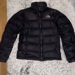 North Face jacka  - Säljer min north face jacka i stl S som användes förra vintern, fortfarande väldigt bra skick!! Köpte den för 2900 o säljer den för 1300kr. Priset kan självklart diskuteras💘💘