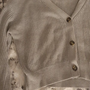 Kofta - Jätte fin grå kofta från lager 157! 🌸                            Minns inte vad jag köpte den för men säljer för 129 kr. Priset går att diskutera💗                                                    Storlek S men skulle även säga att den passar en Xs beronde på hur man vill att den ska sitta💗                        Köparen står för frakten.                                              Kom privat för fler bilder eller om du har frågor💗