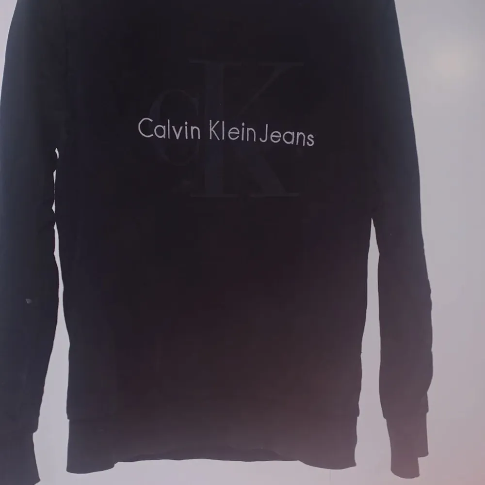 Säljer en fin Calvin Klein Sweatshirt. Den är använd men i ett fint skick . Äkta . (Köparen står för frakten ) . Hoodies.