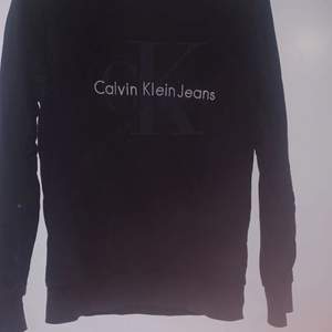 Säljer en fin Calvin Klein Sweatshirt. Den är använd men i ett fint skick . Äkta . (Köparen står för frakten ) 