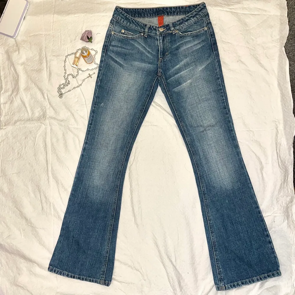 säljer dessa y2k jeans från vila! storlek 27/32 men är väldigt små i storleken 🖤 skulle säga att dom mer är en XS (24-26/32). medellånga på mig som är 165. mått kan ges vid önskan 🧝‍♀️ . Jeans & Byxor.