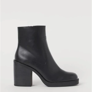 H&M boots 38 - Ett par svarta boots med fyrkantig tå. Aldrig använda utomhus. Liten platå fram, ca 6 cm klack. Skaftet har dragkedja och går en bit upp på benet. Sköna på, sulan är i gummi så man han bra grepp och dom låter inte så mycket när man går. Kan skickas spårbart med postnord för 66 kr.