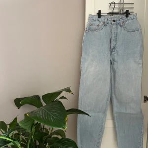 Ljusblå Levi’s jeans - Säljer dessa supersnygga, perfekta vardagsjeansen!!! Från Levi’s, köpta i en vintagebutik. Det står att det är W30 men skulle säga att den är mindre då de passar mig som vanligtvis har W28 precis. Skulle säga att de passar W27-28 men även mindre om de ska vara mer oversize, alternativt strl S/36-38. Skicket är bra och har inget att anmärka på utom att lappen på ena bakfickan är avsliten. Hoppas verkligen någon får användning av dessa underbara jeans! 😍 Köparen står för frakt/möts i Lund. 