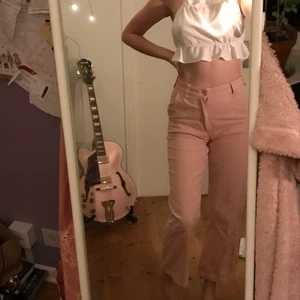 Rosa Hollister jeans - Rosa Hollister jeans med hög midja. Jag på bilden är 172 cm. Köparen står för frakt💗💗