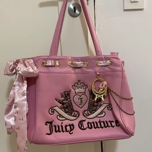 Juicy coutore väska - PGA HÖG EFTERFRÅGAN SÅ ÄR PRISET ÄNDRAT! 💕 Jag säljer min rosa vintage juicy coutore väska från 2000 talet. Köpt second hand så saknar en diamant. Tveka inte på att höra av er för fler bilder! 💓