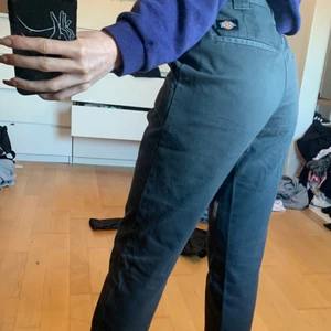 Dickies byxor  - 2 par dickies. 1 par grå 1 par svarta . Båda 150kr gratis frakt 