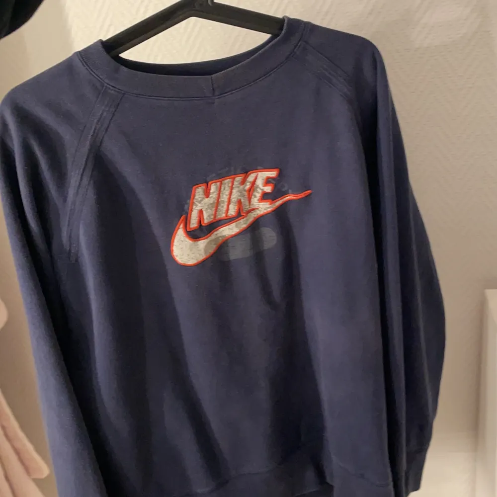 Oversized Nike sweatshirt från beyond and retro, bra skick och köparen står för frakten . Hoodies.