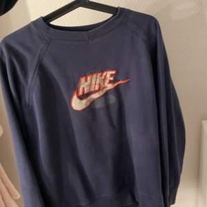 Oversized Nike sweatshirt från beyond and retro, bra skick och köparen står för frakten 