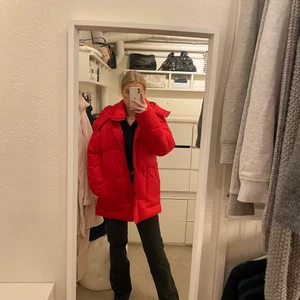 Vinterjacka - Så fin röd vinterjacka från NA-KD storlek 40, sitter oversized på mig som i vanliga fall har 36/38. Superbra skick! Köparen står för frakt 💓