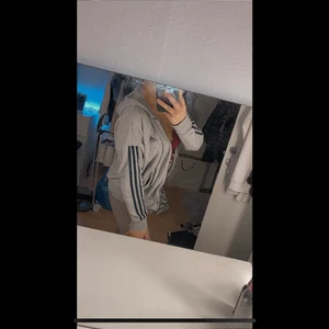 Tröja - Säljer min Adidas  hoddie som har använts 2 gånger , nu ligger den bara o tar onödig plats ,köparen står för frakt 