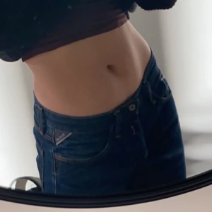 Replay lowwaisted jeans - Original replay jeans i toppskick, kommer tyvärr inte till användning längre. Burna ett fåtal gånger. Köpta för 895 kr. Byxorna är i w27 L32 men passar mig och mina vänner i mindre och större storlekar💞