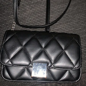 Handväska  - Jättefin handväska som aldrig kommit till användning. 