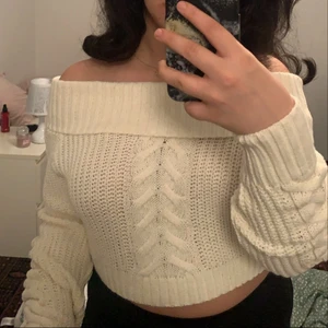 Stickad beige tröja - Helt ny, använd en gång, Beige, kort, off shoulder tröja