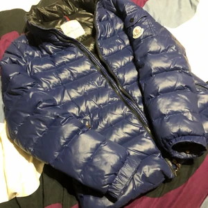 Tjej jacka i kanon skick!  - Använd men i gott skick, hel och ren! 