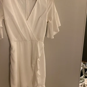 Vit klänning - Helvit klänning med volang från Nelly 