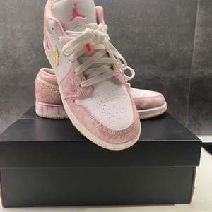 Airjordan paint drip - Lägger ut igen pga opålitlig budgivare. Airjordan paint drip storlek 39 (lite små i storleken).  Finaste skick. Använda endast ett par gånger. Inköpspris 1799kr från Wavy Kicks.