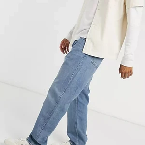 Weekday jeans - Weekday space jeans helt oanvända i påse. Ljusblåa jeansen är i storlek 32/32 säljer pga att ja köpte fel. De är köpta online, kvitto och allt finns. Första bilden är tagen från asos hemsida, skriv för fler bilder. Pris i butik: 600kr. 