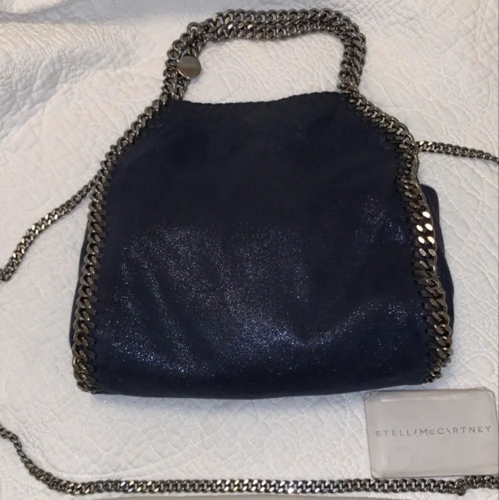 Säljer denna fina Stella väska i väldigt bra skick. Den är mörkblå glittrig💕 modellen är mini fallabella. Väskor.