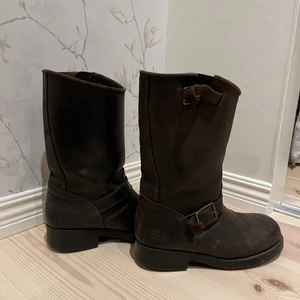 Johnnybulls - Säljer mina gamla bruna Johnny bulls. Finns tecken på användning.