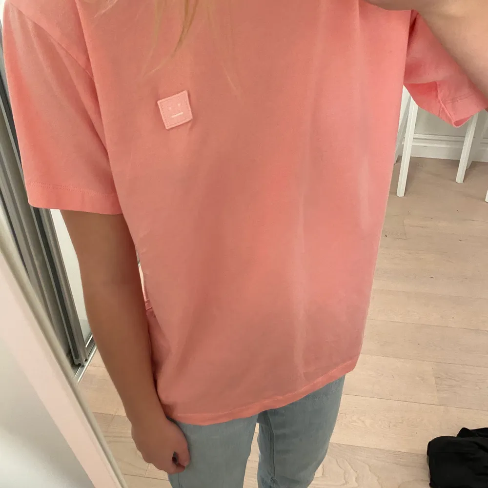 acne studio t-shirt rosa (finns inte kvar på hemsidan)🧚🏼‍♀️ såklart äkta!, aldrig andvänd. T-shirts.
