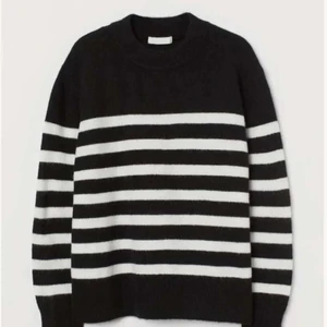 Randig tröja - Fin stickad tröja från hm i bra skick, lite nopprig men inget man tänker på, tips är att inte tvätta den så mycket för då blir den nopprig💕kontakta för fler bilder