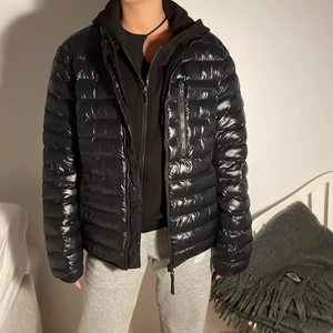 peak peformance jacka  - Säljer denna super snygga och trendiga jackan som är unisex. passar både killar och tjejer. Första bilden står jag med jackan på och jag bär en Xs/S i vanliga fall och på andra bilden är det min bror och han bär S/M i vanliga fall. Jackan är ny. använd ett par gånger men den har inga defekter. Nypris på jackan är  3000kr den är köpt på butik och kvitto finns. kom privat för fler bilder eller om frågor :) 💞  