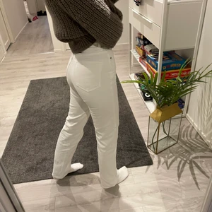 Weekday rowe jeans  - Säljer mina vita jeans från weekday i modellen rowe i storlek 26/34💞💞 jag är 176 och dom sitter jättebra i längden på mig som är lite längre, men säljer då jag inte riktigt får användning för dom💞 säljer för 250 kr exklusive frakten som ligger på 66kr! Köparen står för frakten😁