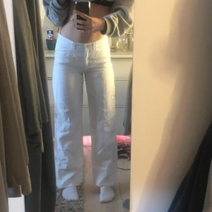 Lågmidjade linnebyxor  - Lågmidjade linnebyxor i jättefint skick. De är inte så genomskinliga. Betala me swish, kontakta för mer information/bilder. (Nypris 800)