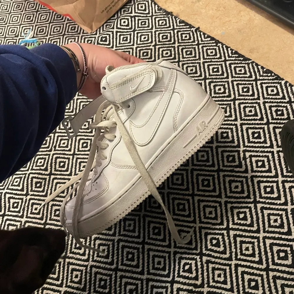 Nike air force höga, passar storlek 38 . Skor.