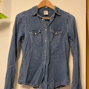 Jeansskjorta - Jeansskjorta i storlek 38. Ser i princip oanvänd ut. Stängs med tryckknappar och är slim fit. Skickas mot frakkostnad, köparen väljer själv om hen vill ha spårbar frakt eller med frimärken. Samfraktar gärna om du hittar något mer du vill köpa av mina annonser. 