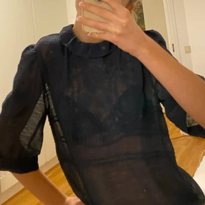 Fetlig mörkblå topp - Mycket fin topp i jättebra skick. 