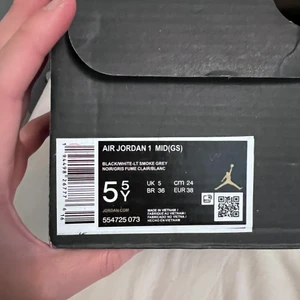 jordan 1 mid white shadow - Säljer min Jordan 1, har aldrig använd. Köpte fel storlek. Det står EU 38 men det känns som 36-37 typ. 
