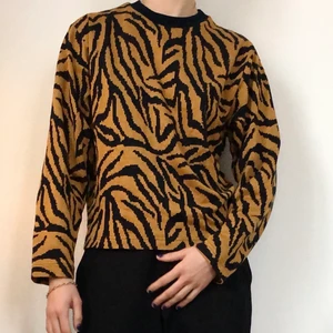 Tröja med print - Säljer en i princip oanvänd långärmad tröja från Weekday🧡🖤🧡 Frakt tillkommer. 