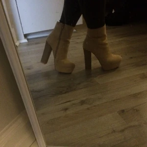 ”Mocca” boots med klack! - Supersnygga 10-cm klackar i mocca-imitation, storlek 38. Använda endast en gång, nypris 400 kr. Smal i passformen (oskönt för mina lite plattare fötter) 