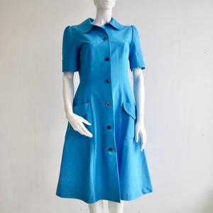 70-talsklänning - Fantastisk strukturerad klänning från 70-talet. Stora fickor, fin krage och snygga axlar. Toppenskick. Anamma din inre hemmafru!