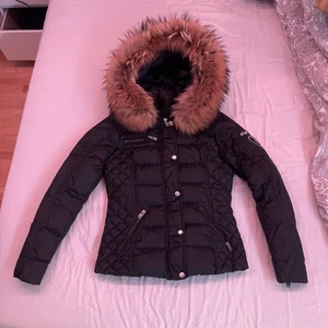 Rock and blue jacka - Säljer min nästintill oanvända jacka då den nästan alltid varit för liten. Äkta päls. Hel, ren, fin och fräsch! Nyskick. Kan gå lite billigare vid snabb affär eftersom jag bara vill bli av med den. Köpare står för frakt om den ska fraktas!☺️💗