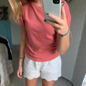 Rosa tröja  - Säljer denna super söta med t-shirten med puffärmar!  Färgen är rosa/aprikosig💕 jätteskönt material! Storleken är M men passar mig som vanligtvis har   xs-s!