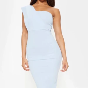 Klänning - Säljer en fin babyblå klänning som tyvärr inte kom till någon användning. Helt ny, fortfarande i förpackning 