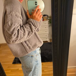 Grovstickad grå tröja - Fint skick, ser helt oanvänt ut!! JÄTTEhärligt material. Lite oversized