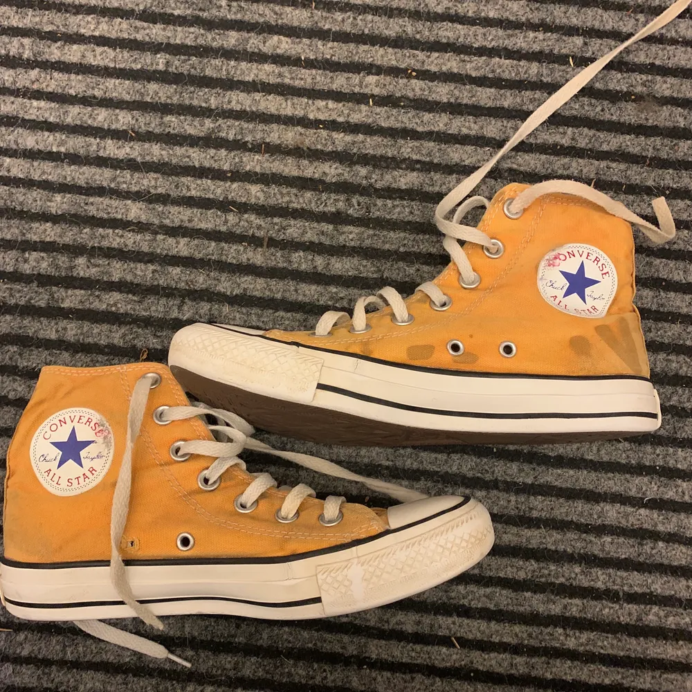 Gula converse med lite fläckar som tyvärr inte går bort . Skor.