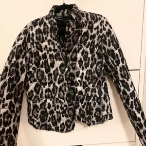 Lättviktsjacka  - En lättviktsjacka ifrån Gina Tricot. Storlek 38 dsv Small. Jackan är dock lite störta i storleken. HALVA PRISET PÅ FRAKTEN 