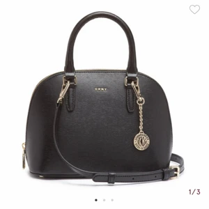 Dkny väska - Väska från dkny , köptes i somras, knappt använd. Kvitto finns💓