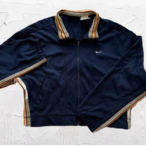 Nike vintage kofta  - Säljer denna Nike kofta som jag köpte på Ett märke här på plick för passar inte min stil.                                               Nike kofta vintage! Storlek Large men sitter som medium! Inge hål eller speciella dofter.